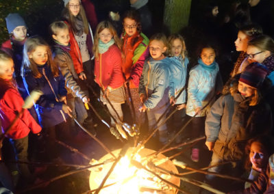 Chorkinder ums Lagerfeuer