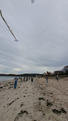 Drachensteigen am Strand